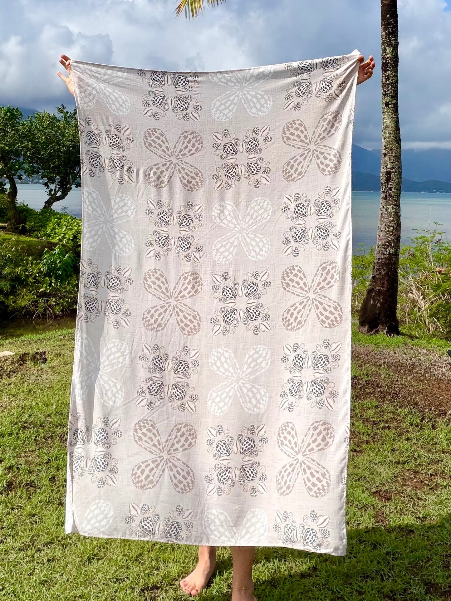 Shelling Pareo (Hebrew & Cowry)